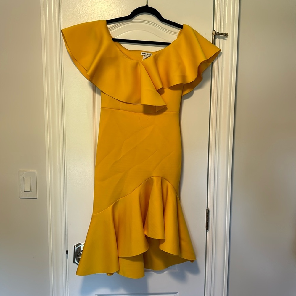 Off the shoulder, yellow cocktail dress. Size medium. Never worn. Scuba material
